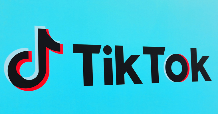 李成钢说，双方就以合作方式妥善解决TikTok相关问题，减少投资障碍，促进有关经贸合作等达成了基本框架共识