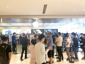 iPhone 17首发上演“闪电战”：京东、美团、淘宝激战即时零售，抖音加入直营