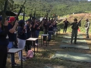 委内瑞拉派兵携武器进社区培训居民，委外长喊话美国停止加勒比海军事行动！特朗普政府对数十万委移民“出手”......