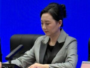市场监管总局答每经：餐饮连锁企业应通过“互联网+明厨亮灶”等方式，对中央厨房、门店的食安状况进行重点检查评价