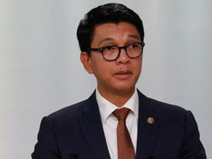 这国政府解散，总统致歉！发生了什么？