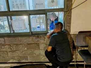 司机称办事遇“丁义珍式”窗口，窗户上还张贴“问路100元”告示，涉事公司致歉：业务员处置不当，已离职