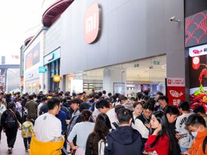 卢伟冰：小米17系列销量已超过100万台，正在抓紧提高生产！公司股价大涨超4%