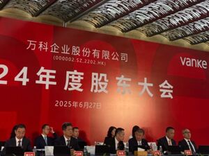 上任不到9个月，辛杰辞去万科董事长职务，深铁系黄力平接任