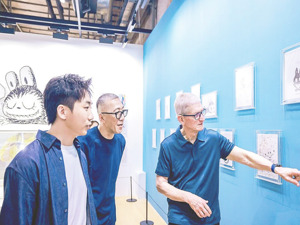 苹果CEO库克这趟中国行，为何先去LABUBU展“充电”？