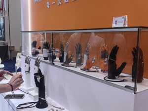 懂按摩，会艾灸，还能“隔空抓物”⋯⋯广交会机器人圈粉全球客商