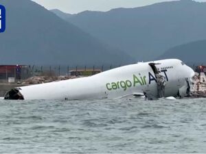 一货机在香港机场降落时冲出跑道，地勤车被撞致两人死亡