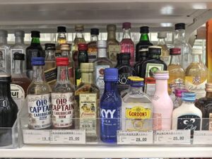 “Mini经济”杀入酒圈！“一口闷”成潮流，小瓶酒能喝出大生意吗？