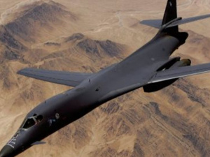 美轰炸机一周内两次靠近委内瑞拉海岸，特朗普：将很快看到地面军事行动！委防长强硬回应：所有部队均已进入战备状态