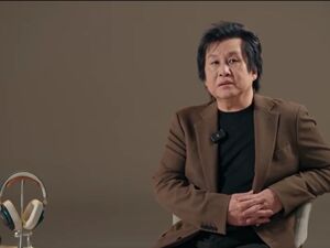歌手郑智化发文道歉：“连滚带爬”是一时气愤的用词！此前其登机监控画面曝光，有工作人员协助