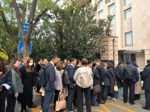 现场直击|2025年国家医保谈判首日，有企业代表称价格“挺紧的”