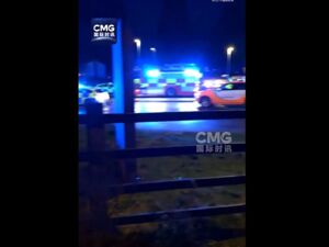 大量列车停运！英国突发火车持刀行凶事件，9人生命垂危，反恐部门介入！首相发声