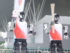 人形机器人火炬手亮相第十五届全运会 完成百米传递任务