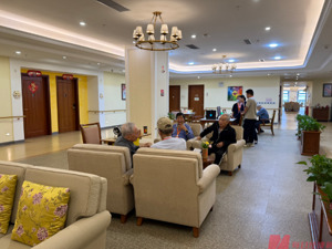 近10万香港老人跨境养老背后：费用便宜、居住空间大是核心动力，但医疗衔接待完善