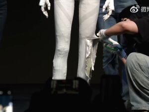 何小鹏发布会哽咽回应“机器人内藏真人”，现场剪开机器人腿部“自证清白”！公司股价大涨超8%