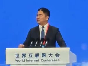 刘强东亮相世界互联网大会：幽默谈拍照，透露会和“六小龙”私下联系！还称员工未来可能一周只需要工作一天甚至一小时