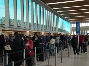 美政府“关门”进入第39天，美股上演“周五惊魂”，“AI八巨头”单周蒸发8000亿美元；“次贷预言家”年内第二次做空英伟达；比特币一个月跌掉18% | 一周国际财经