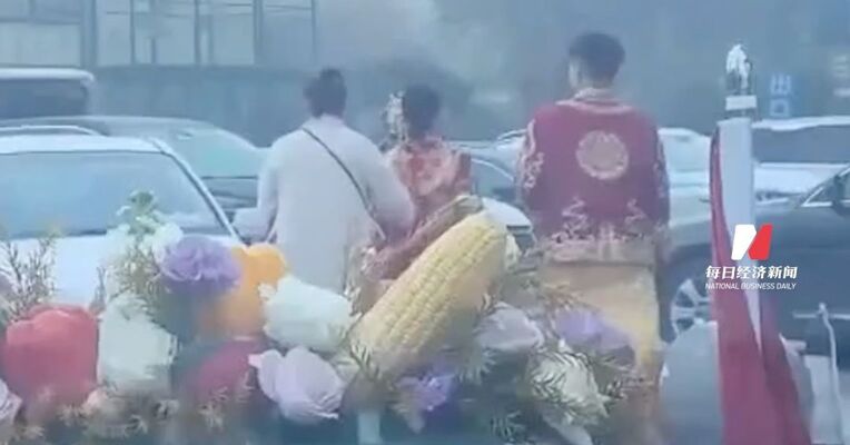 河北有新人婚车遭拦截被索要50条烟？ 官方通报：实为9条，6人被行政处罚