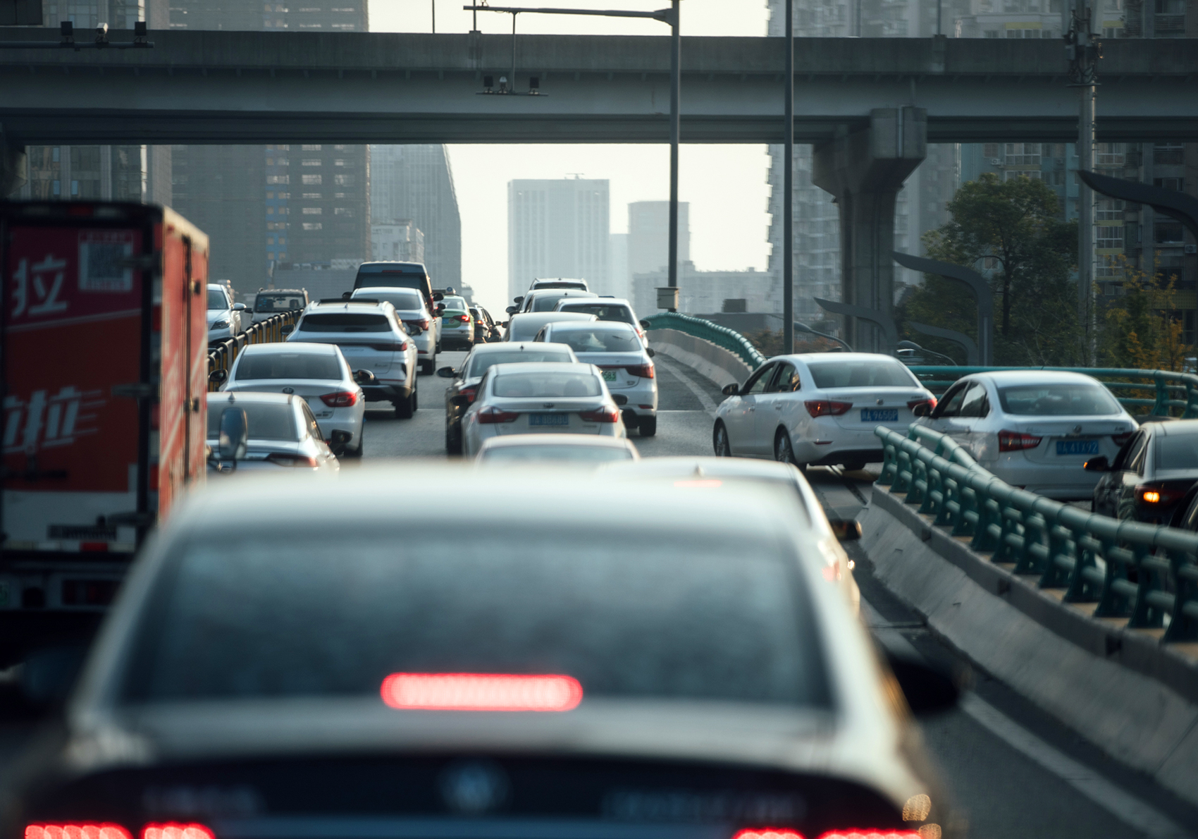 每經熱評 | 叼著牙線棒開車被罰 權力不能“任性到牙縫”