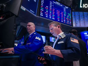 美股“反转”背后：重磅经济数据发布时间确定，12月降息概率跌破50%；孙正义的“OpenAI 炼金术”；巴菲特首次买入谷歌，持仓市值达49亿美元 | 一周国际财经