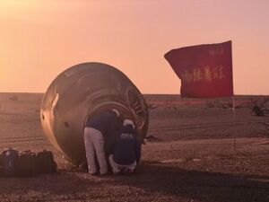 “神二十”乘组平安归来背后：飞船舷窗发现细微裂纹，一场太空“换乘”迅速展开，这个滚动备份模式成关键