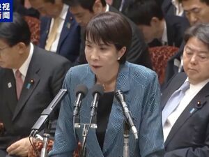 日本民众在首相官邸前集会抗议，要求高市早苗下台，现场高喊“撤回发言，赶快道歉”“不会外交的人不配当首相”