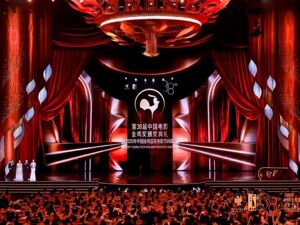 全场为83岁乔榛起立致敬，也为24岁易烊千玺得奖尖叫：这是中国电影最好的样子