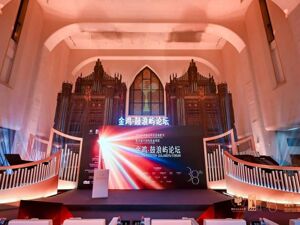 投资方越来越少？“黄建新们”聚在一起讨论中国电影：技术跑得快，观众走得慢，钱变得更谨慎