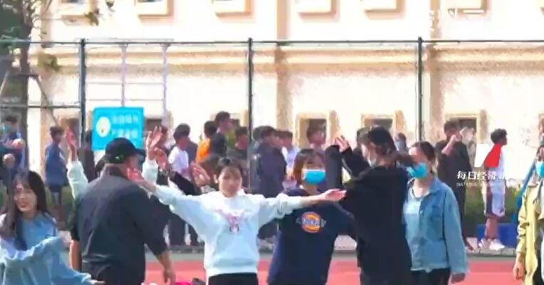 教育部等5部门发布20条举措 ，实施学生体质强健计划，中小学生每天体育活动不低于2小时