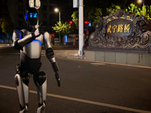 人形机器人首次百公里跨省行走是如何完成的？ 智元合伙人王闯：半自主控制+多次换电