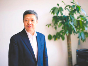 专访中国社科院经济研究所原所长黄群慧：既要重视AI赋能千行百业，也要考量对就业的替代效应和带来的收入极化