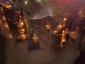 现场直击 | 香港大埔火灾火势蔓延或因风力较大，加上已起火杂物被吹至附近楼栋 目前仍有居民被困