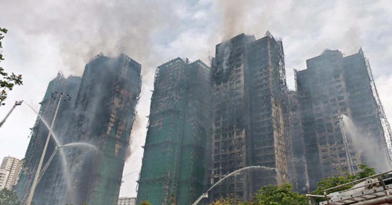香港大埔火灾现场直击：明火逐渐被扑灭，消防员即将开始上楼搜救