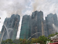 香港大埔火灾现场直击：明火逐渐被扑灭，消防员即将开始上楼搜救