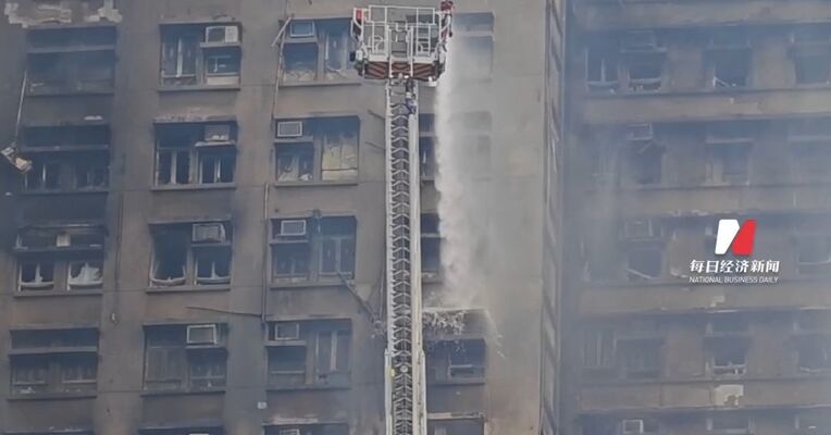 香港大埔火灾现场直击：明火逐渐被扑灭，仅剩一处火点