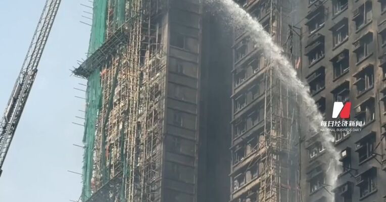香港大埔火灾已致55人遇难，楼内发现生还者！香港特区政府安排巡查正进行大型维修的屋苑
