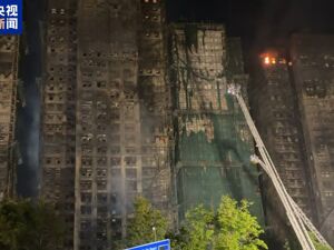 香港大埔火灾已致65人遇难！蜜雪冰城：捐赠2000万港元！腾讯追加2000万港元，农夫山泉、百度、吉利等企业出手