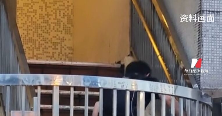 香港新界大埔火灾救援中，一名穿戴义肢的小伙在援助点作为义工参与援助工作