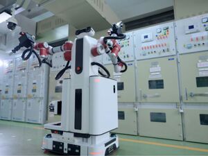 全球首台双臂协作巡操机器人“钧仪”上岗配电间