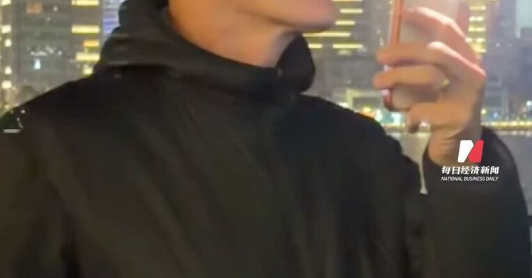 齐达内中国行踢毽子，在一声声夸奖中越踢越起劲，网友：这波文化输出太成功了