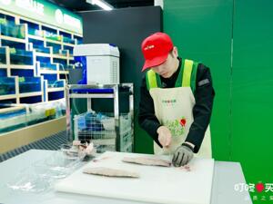 即时零售再添“烟火气”，叮咚买菜上线水产品精加工服务