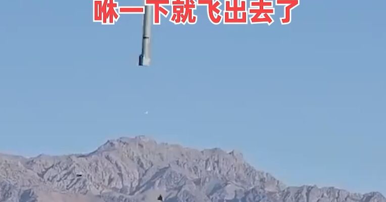 新疆军区某团导弹分队实弹射击演练现场 ！超丝滑！导弹直角转弯，咻一下就飞出去了