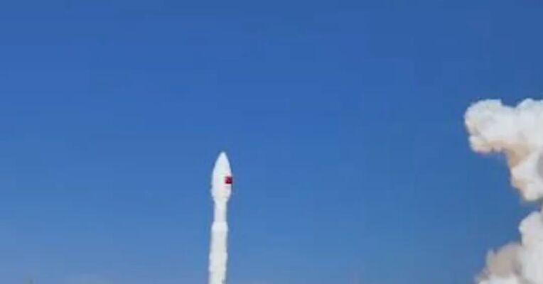 我国成功发射阿联酋813卫星等9颗卫星