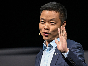 小鹏汽车何小鹏立“赌约”，理想朗咸朋回应宇树王兴兴！多家企业押注VLA背后：智驾路线要趋于融合？