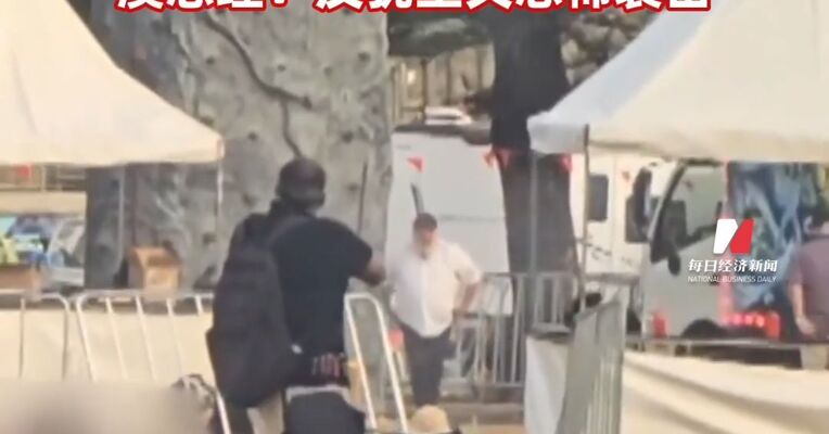 澳大利亚海滩枪击致16死42伤 两名枪手为父子关系，父亲50岁，儿子24岁！一名路人冒险夺枪反击，身中两弹需接受手术 澳总理称沙滩枪击案为反犹主义袭击