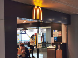 “十元吃堡”还在，但汉堡悄悄贵了1元！麦当劳再现年底涨价，性价比时代餐饮巨头逆势加价背后有何考量？