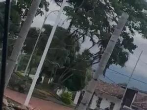 哥伦比亚西南部发生武装袭击事件！袭击者在市中心向警方和军方进行了步枪密集射击，国防部长下令反击