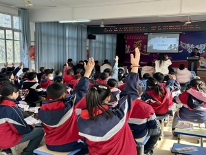 东方证券重庆金州大道证券营业部走进重庆忠县苦志育才学校开展“北交所走近投资者”和公益捐赠活动