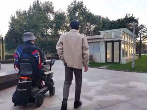 脑机接口临床新突破：瘫痪者可意念操控轮椅和机器狗，中国科学院预测十年催生普通消费场景