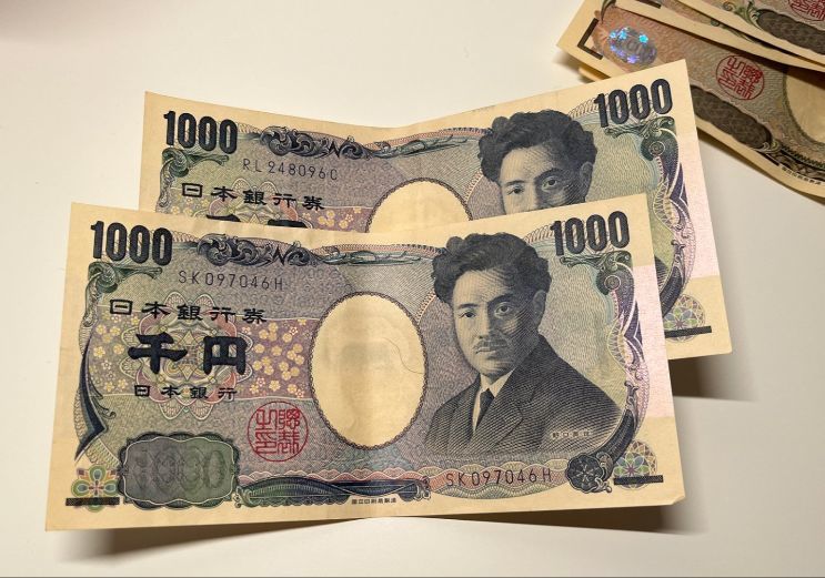 危險的一躍！日本加息，告別30年超寬松，“渡邊太太”提前撤離，“緊貨幣”撞上“寬財政”敲響衰退警鐘